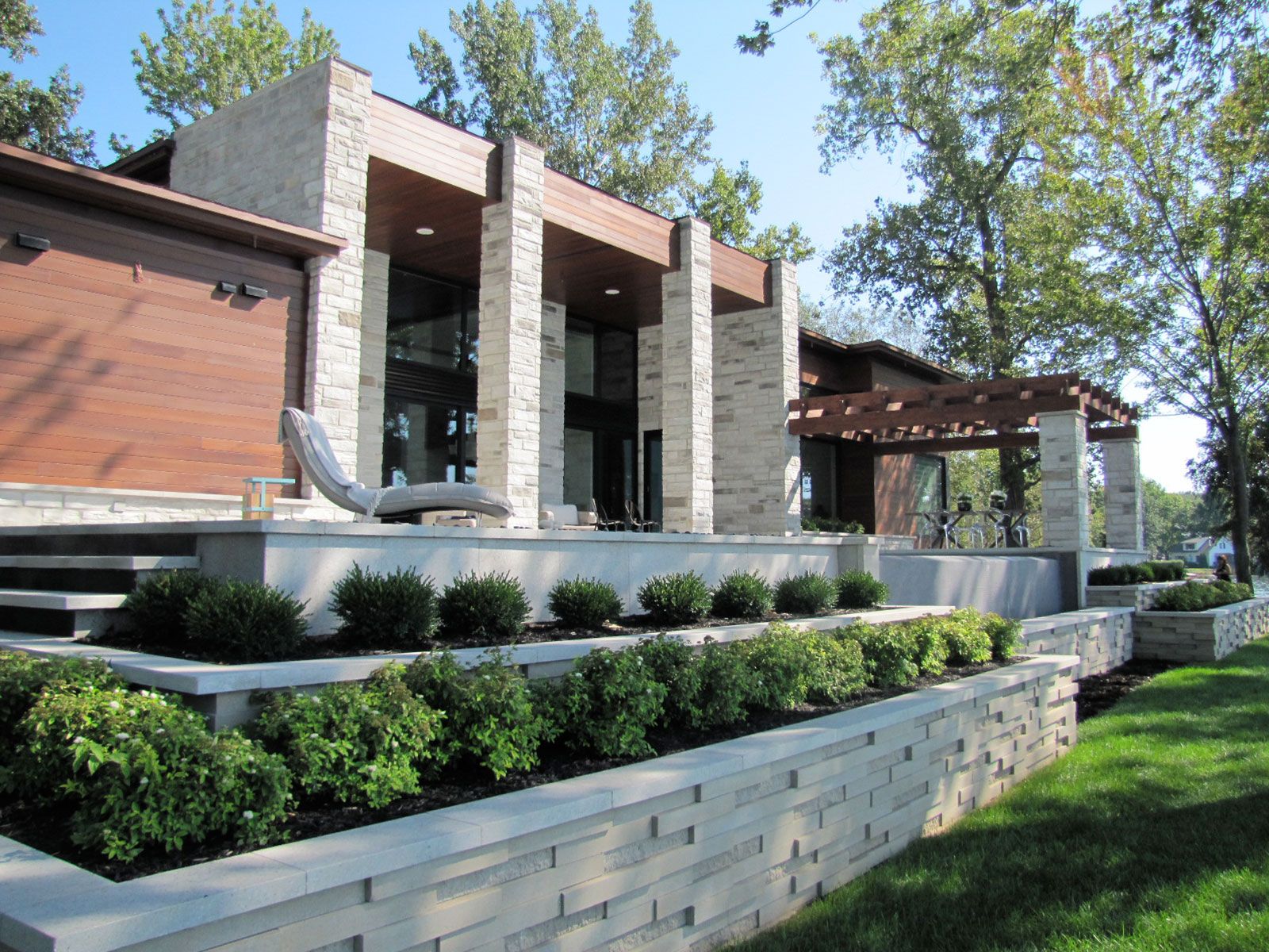 Un aménagement contemporain à la hauteur de cette superbe architecture.